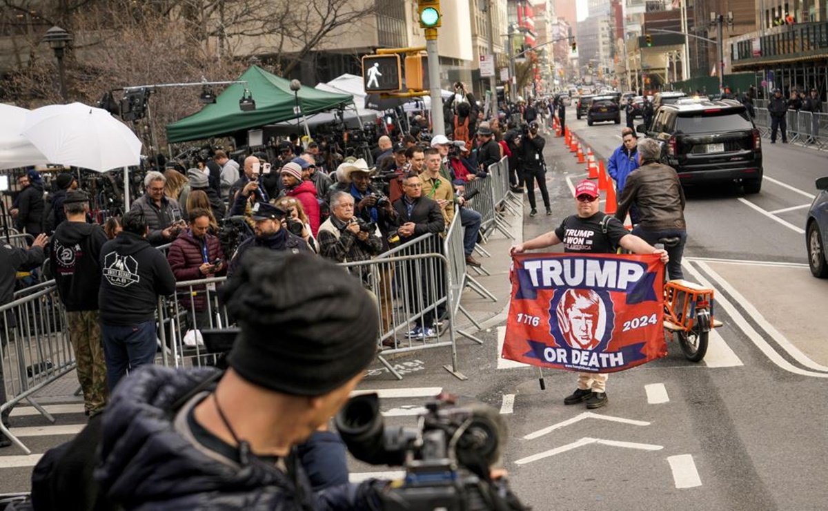 Simpatizantes realizan mitin en apoyo a Trump frente al juzgado en Nueva York