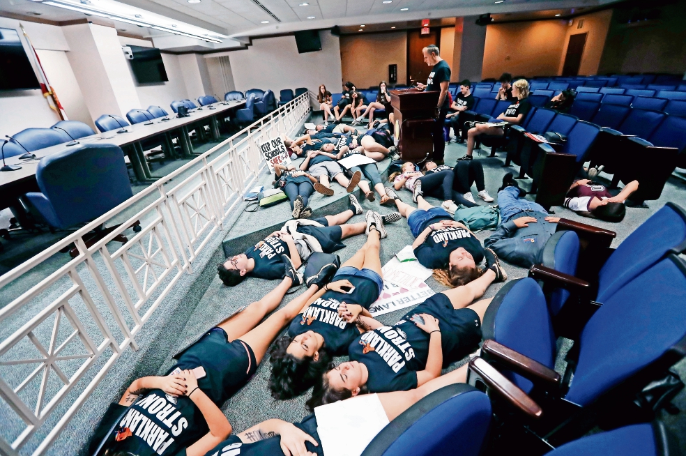 Estudiantes de Florida llevan su protesta ante legisladores 
