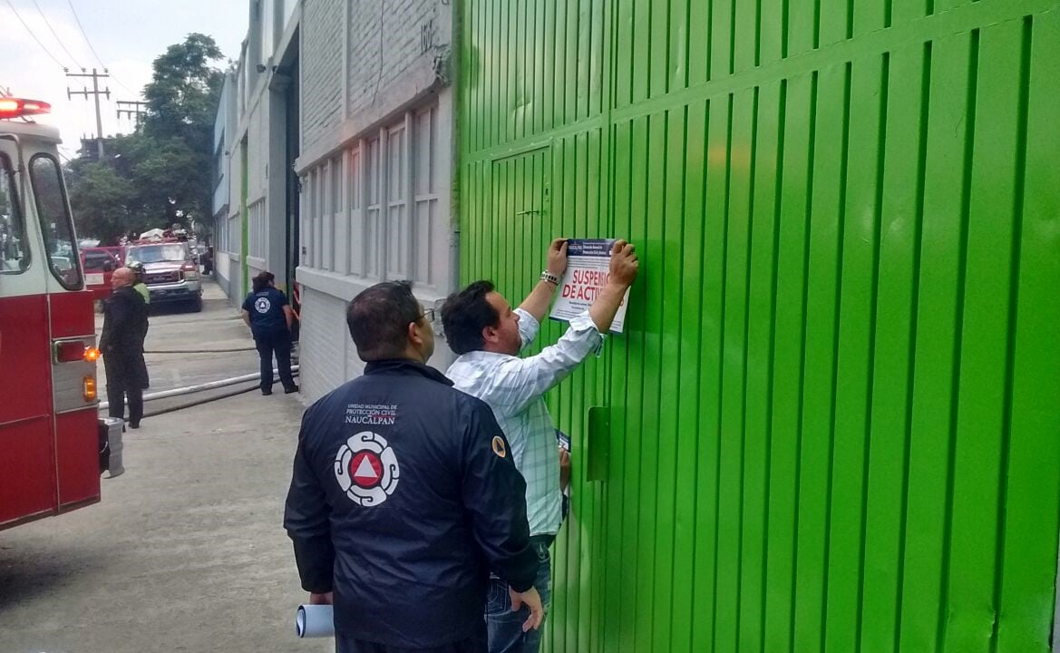Tras incendio, clausuran empresa de mudanzas en Naucalpan