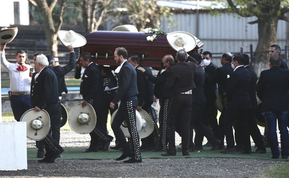 Mariachis, algarabía y silencio para Chente