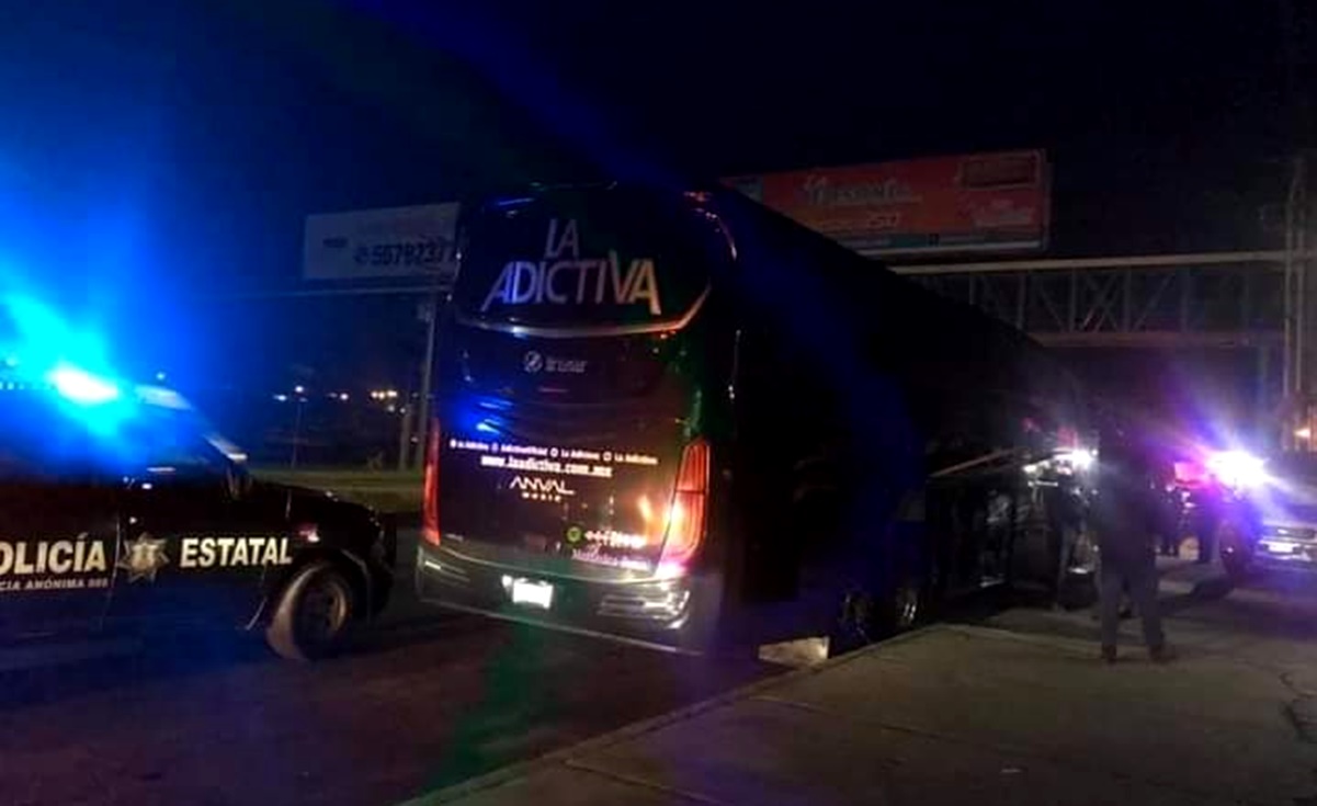 Atacan a balazos autobús de banda La Adictiva en carretera del Edomex