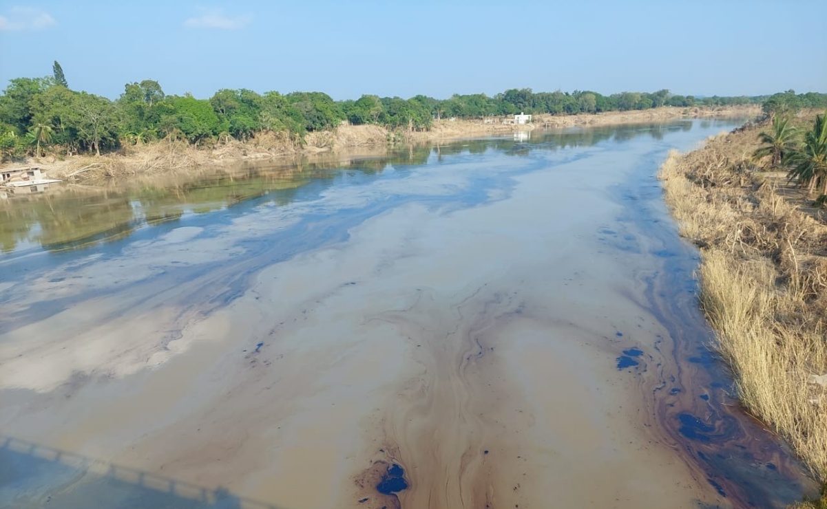 Marina atiende derrame de hidrocarburos en Río Pantepec en Tuxpan, Veracruz