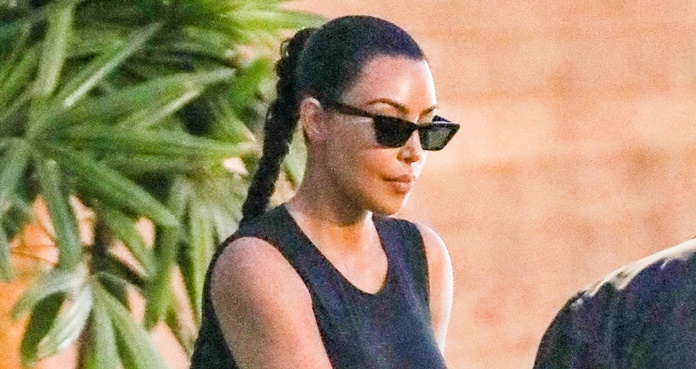 Kim Kardashian luce curvas con bodysuit en Malibú