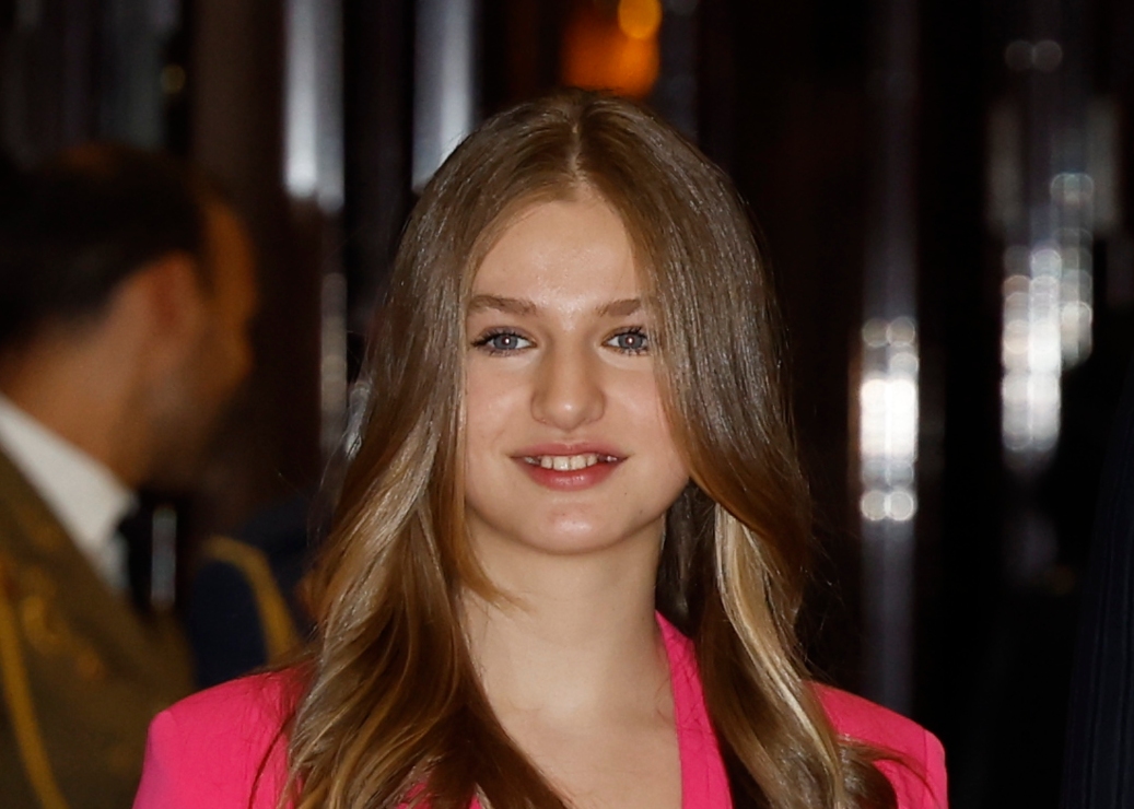 La princesa Leonor esplendorosa con traje rosa y top lencero en su regreso a España