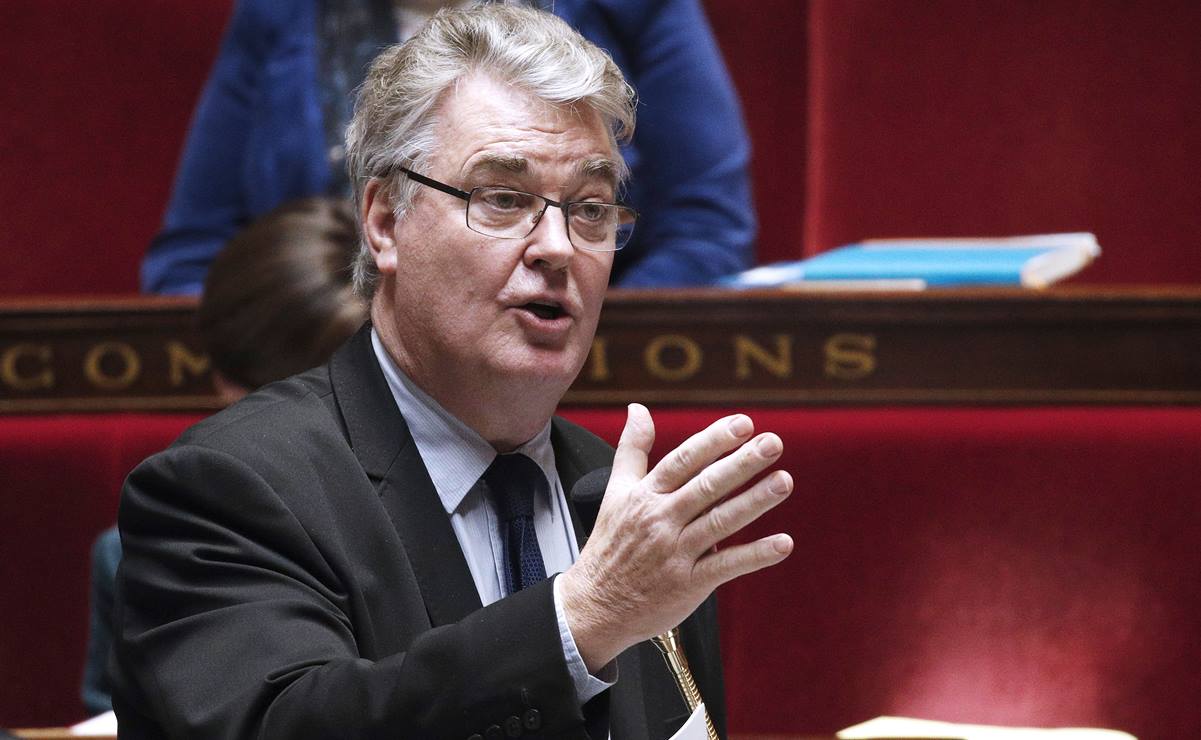 En medio de huelgas, renuncia encargado de reforma de pensiones en Francia