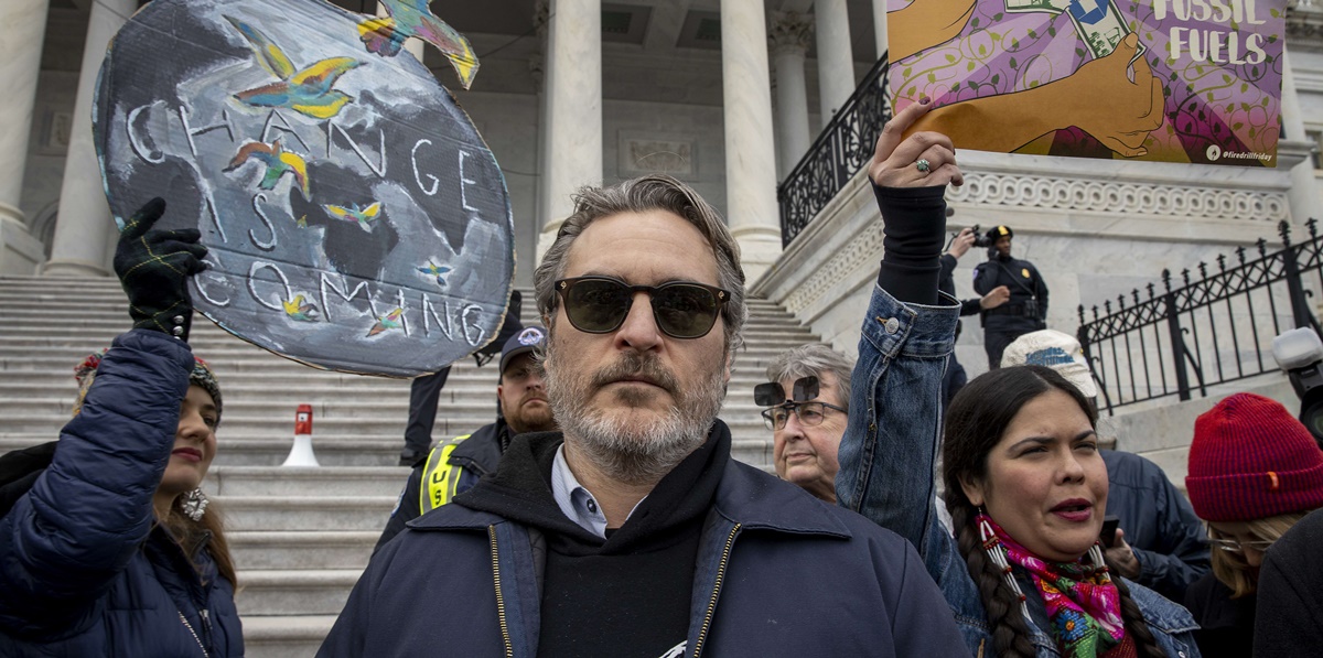 Arrestan a Joaquin Phoenix y Martin Sheen en manifestación por el clima