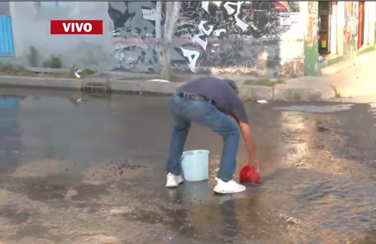 Captan a vecinos acarreando el líquido de una fuga en Ecatepec: VIDEO