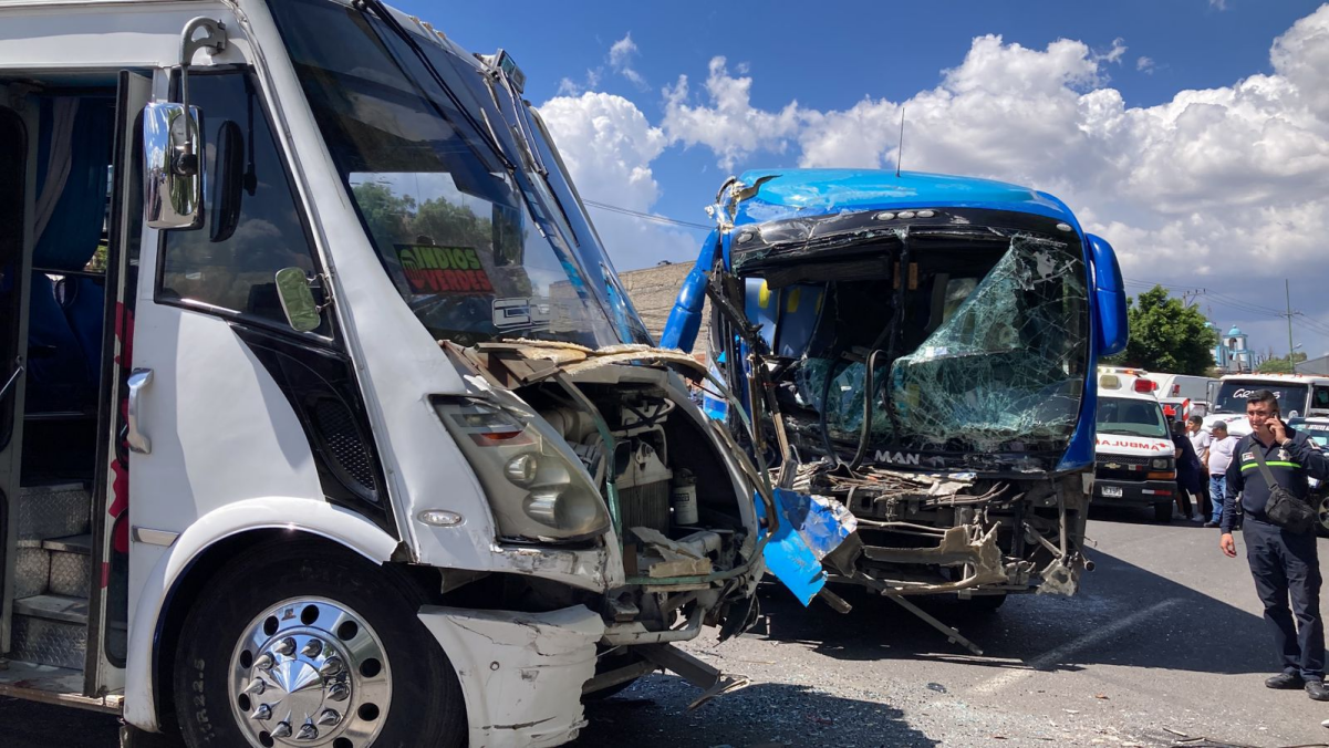 VIDEO: Fuerte choque entre dos autobuses de pasajeros en la autopista México-Pachuca deja 14 lesionados