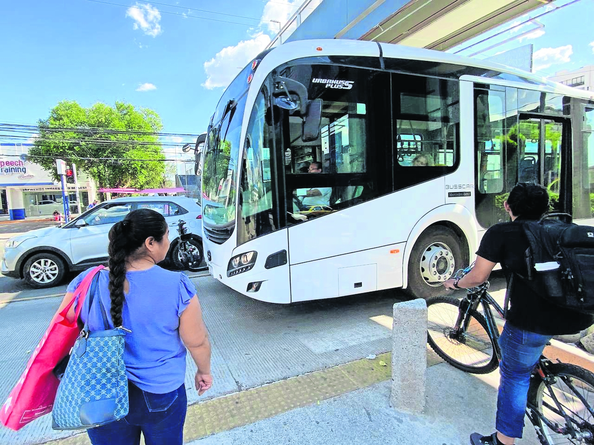 Mujeres operan la T-12, la nueva ruta de transporte público en Querétaro