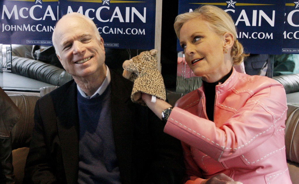 Prevén que esposa de McCain ocupe temporalmente su escaño en el Senado