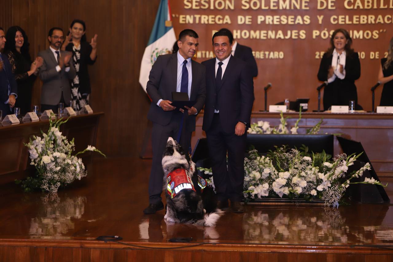 Entregan Presea a Edgar Martínez, entrenador de Athos y Balam