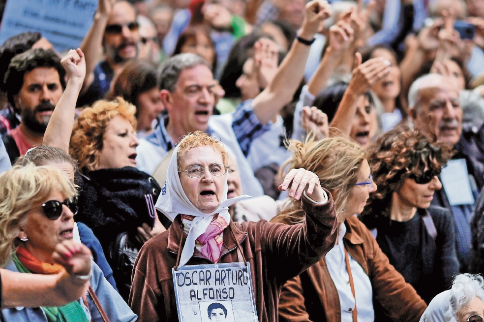 Marchan argentinos en repudio a dictadura