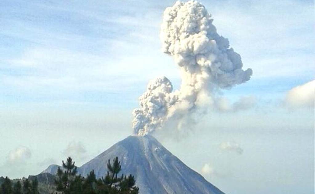 Volcán de Colima emite 4 grandes exhalaciones
