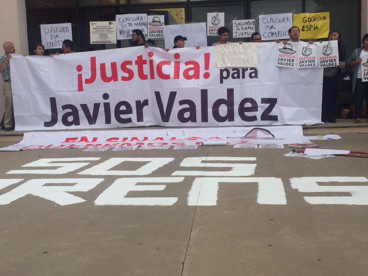 Periodistas "clausuran" la Fiscalía General en Sinaloa