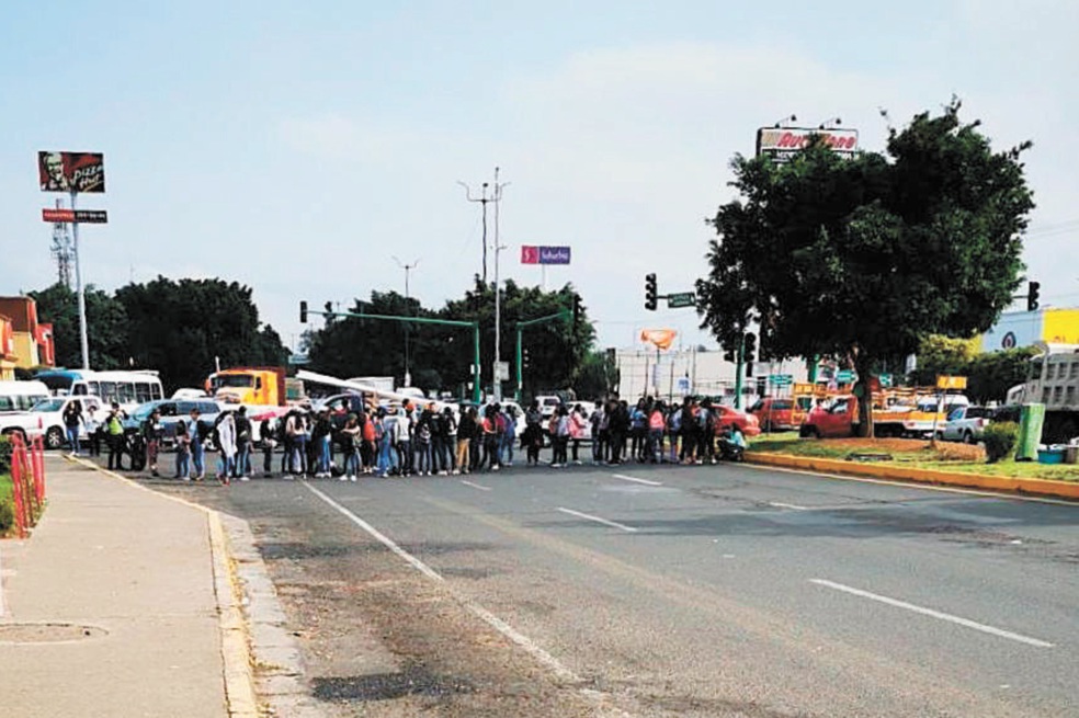 Normalistas no ceden; cierran calles y avenidas en Michoacán