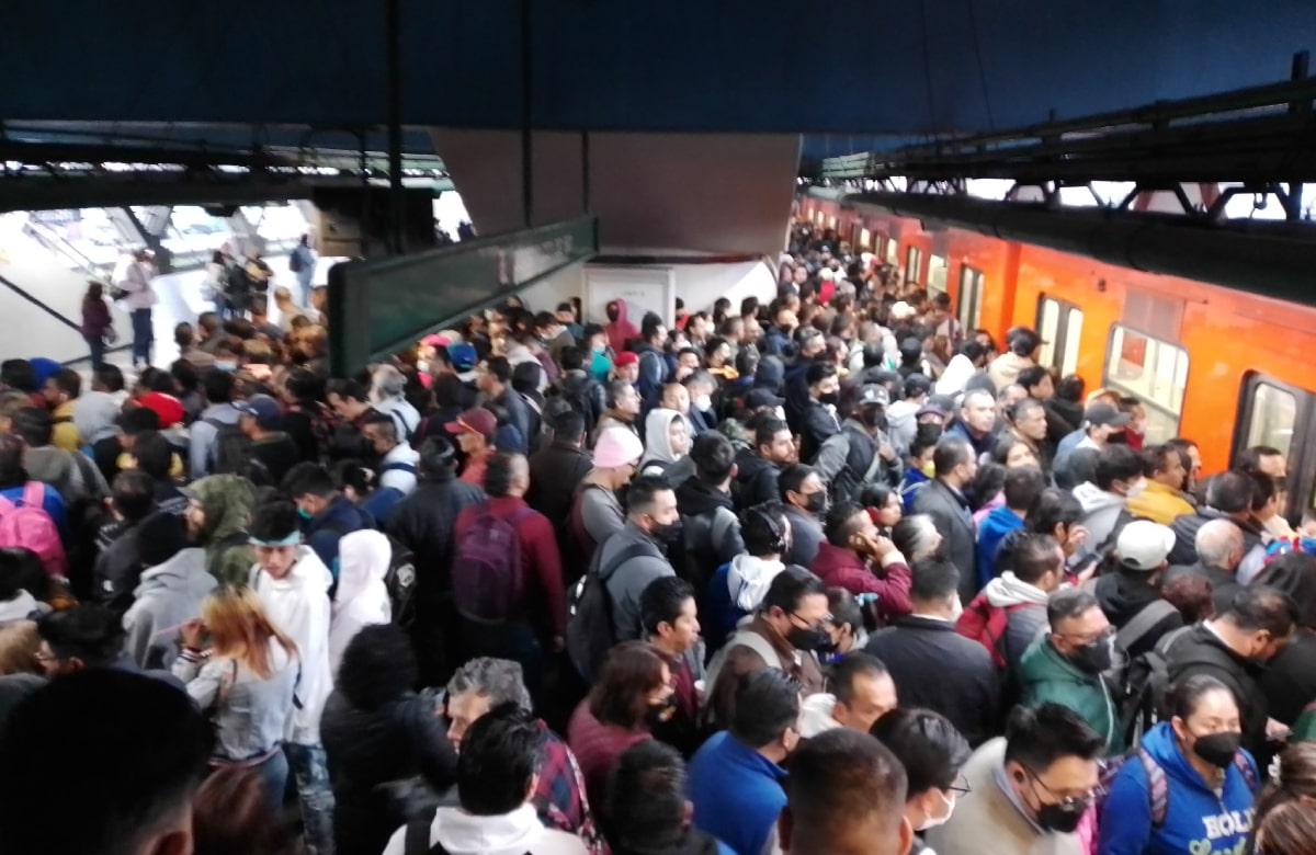 Metro CDMX: Línea 8 y 2 “presentan afluencia alta”; usuarios indican que “no hay movimiento de trenes”