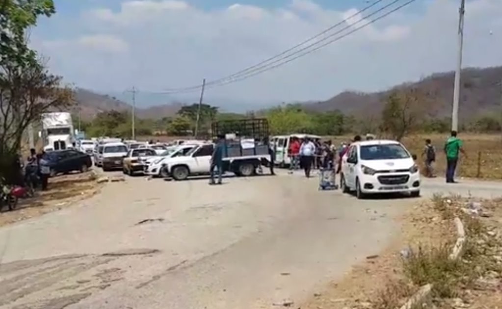 Damnificados cumplen 24 horas bloqueando carretera en Oaxaca