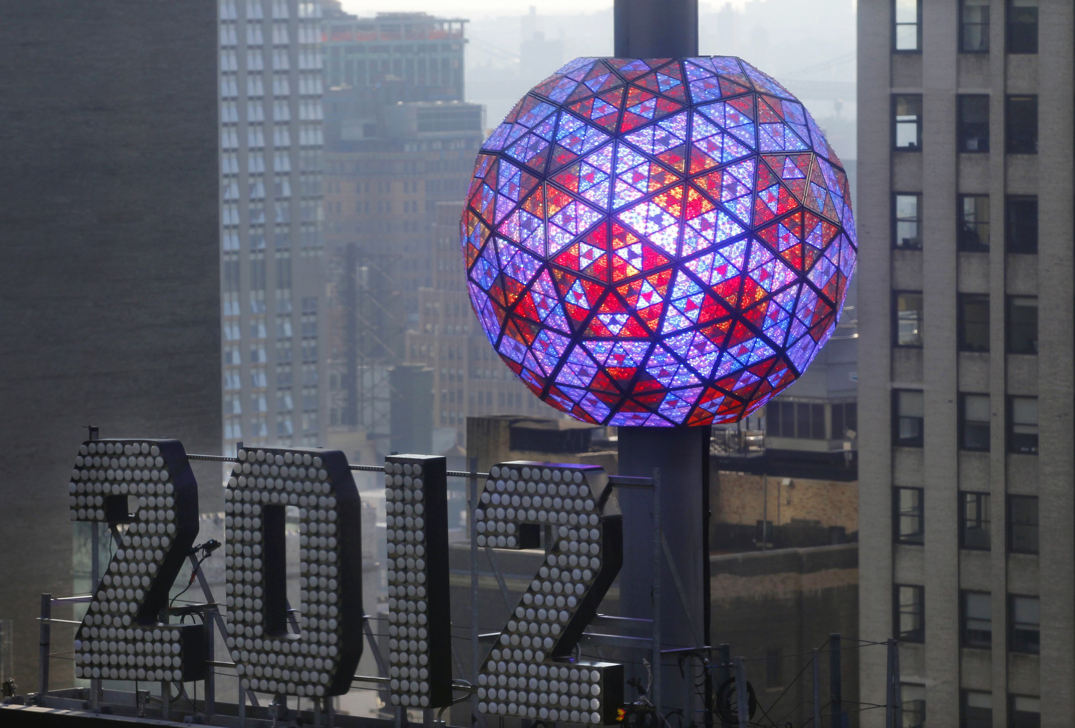 Сколько времени в шаре. Шар на Таймс-сквер в Нью-Йорке. Хрустальный шар на Таймс сквер. Новогодний шар на Таймс-сквер. Новогодний шар в Нью-Йорке.