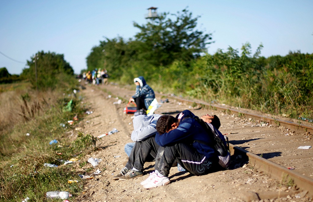 Hungría: despiden a reportera que pateó a refugiados
