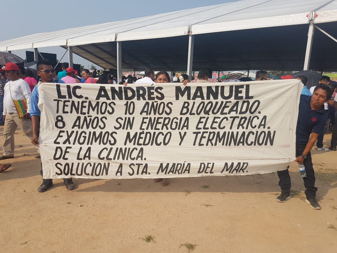Piden a AMLO acabar con bloqueo de 10 años a pueblo huave de Oaxaca 
