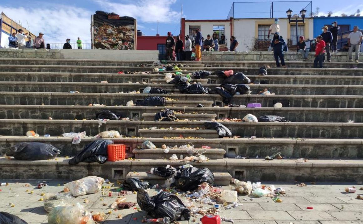 Recolectores privados hacen tiradero de basura en Palacio Municipal de Oaxaca