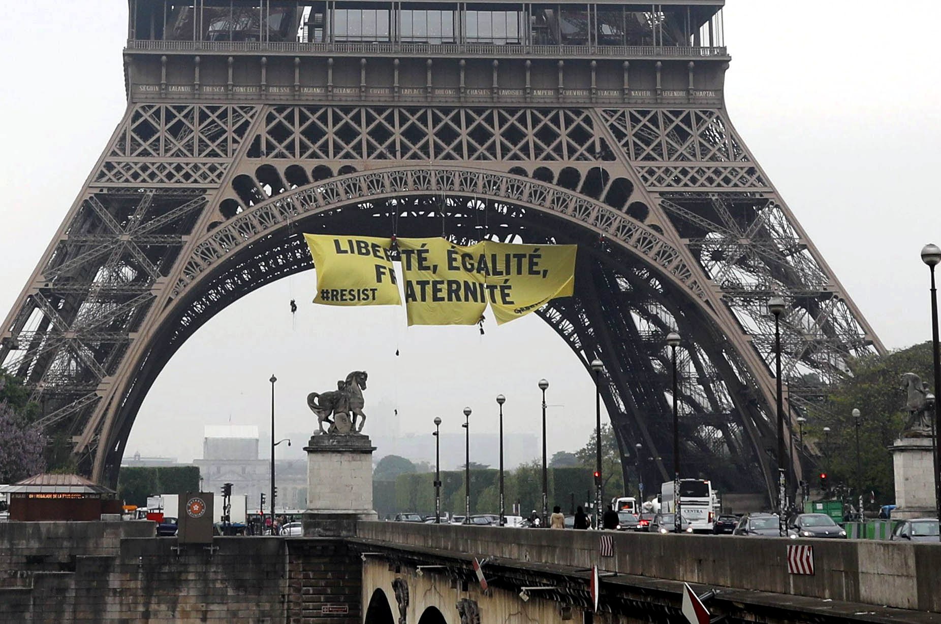 Greenpeace protesta contra Marine Le Pen en la Torre Eiffel