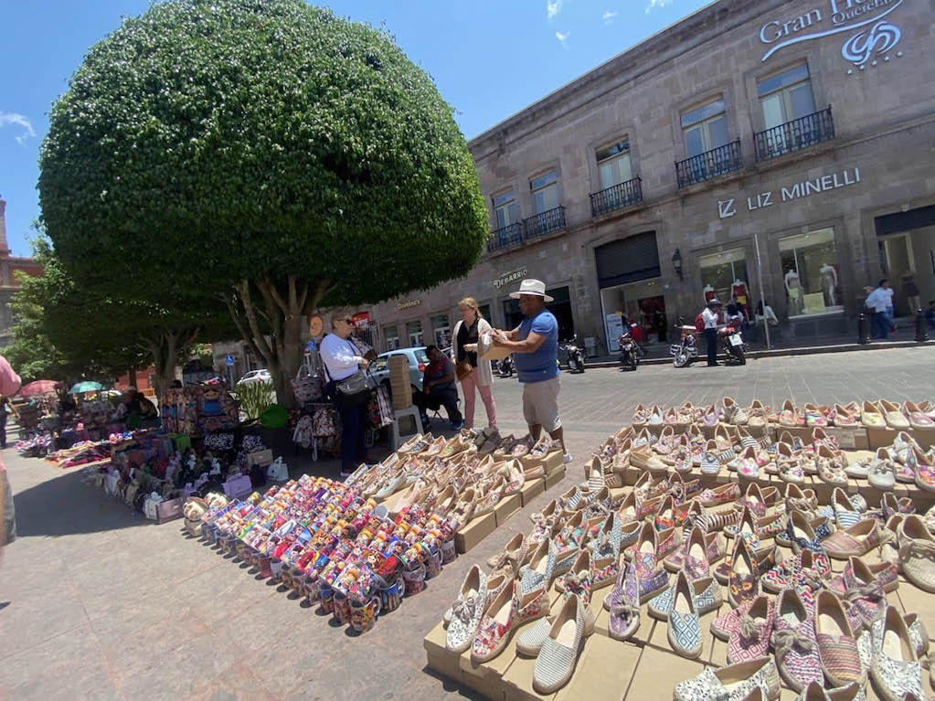 Artesanos ambulantes abarrotan el Centro Histórico de Querétaro 