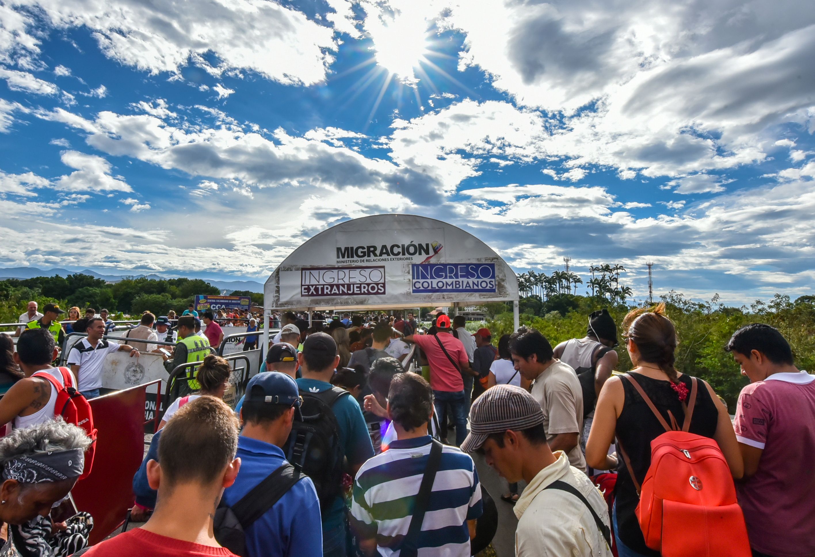 El éxodo venezolano: Miles hacen fila para entrar a Colombia y Ecuador