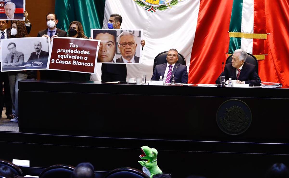 Con pancartas y un dinosaurio de peluche, reprochan a Bartlett propiedades y contratos del IMSS