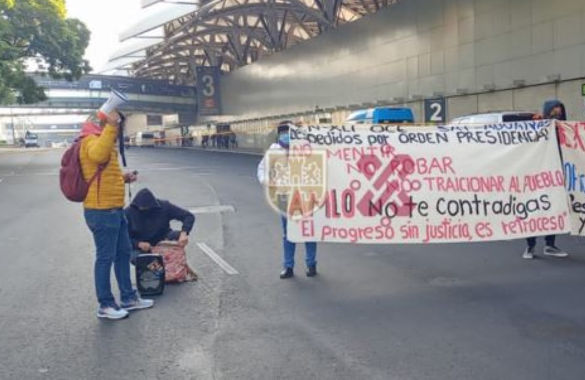 Manifestantes bloquean accesos de la Terminal 1 del AICM 