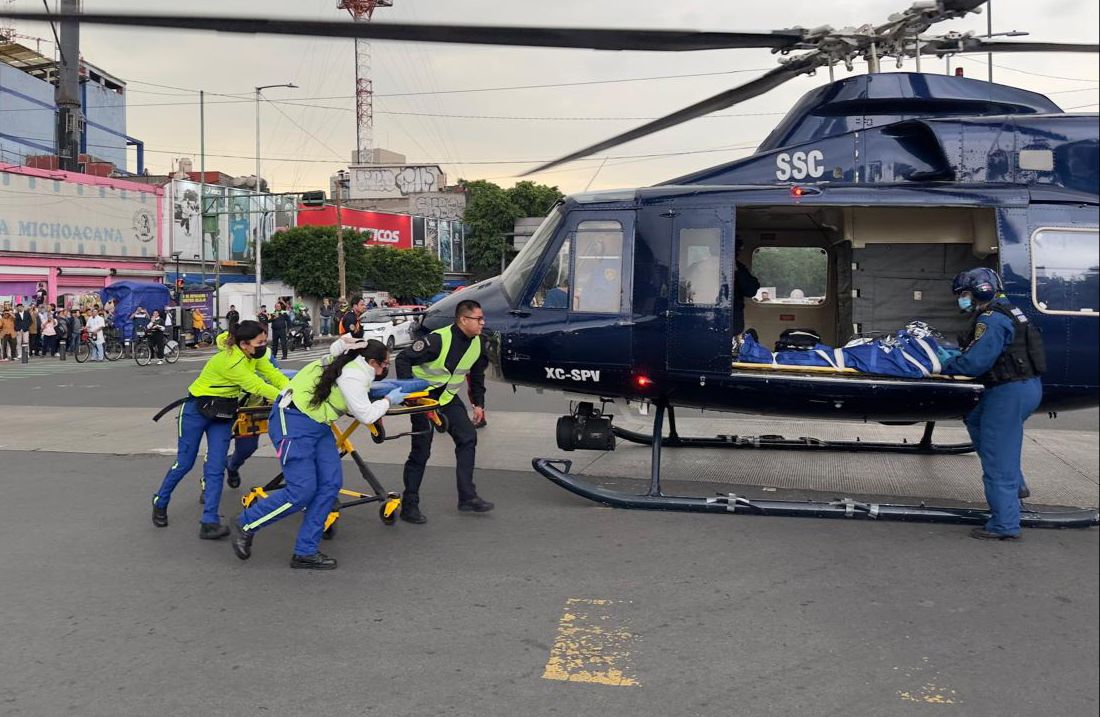 VIDEO Así paralizó el tránsito el traslado de hombre en ambulancia aérea; helicóptero aterriza en cruce con Circuito Interior