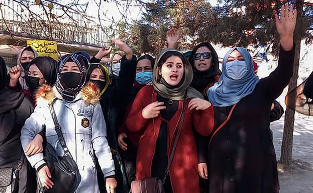 "Derechos para todos o para nadie": mujeres afganas protestan contra su veto en las universidades