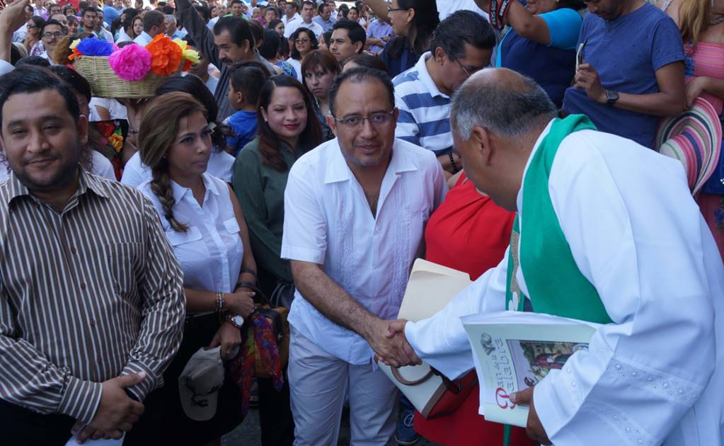 Funcionarios participan en acto religioso en Oaxaca