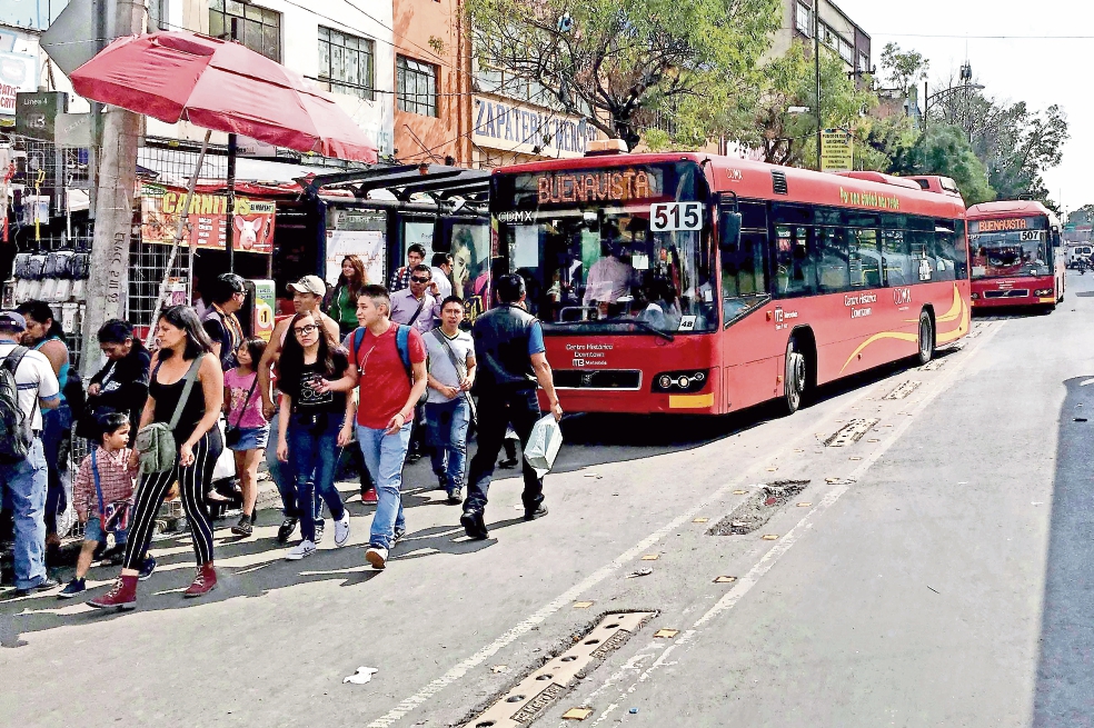 Quitan a ambulantes y ahora peatones frenan al Metrobús