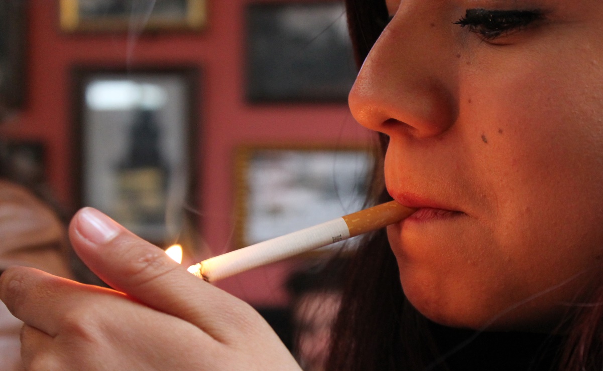 Grecia lanza línea telefónica para denunciar a quien fume en sitios públicos