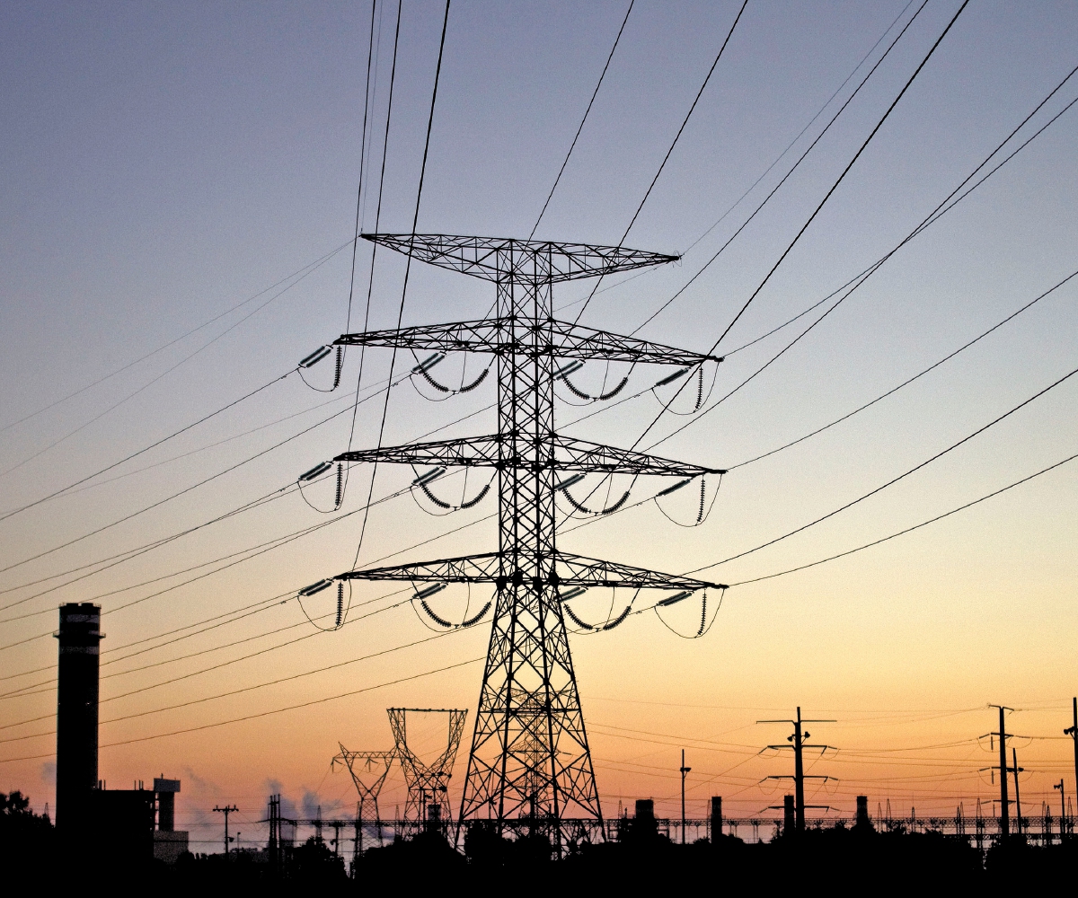 Política energética aumenta costos de la luz, advierte Cofece