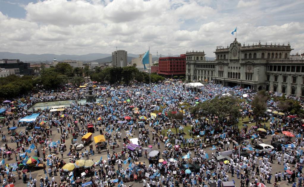 Miles marchan en Guatemala; piden renuncia del Presidente