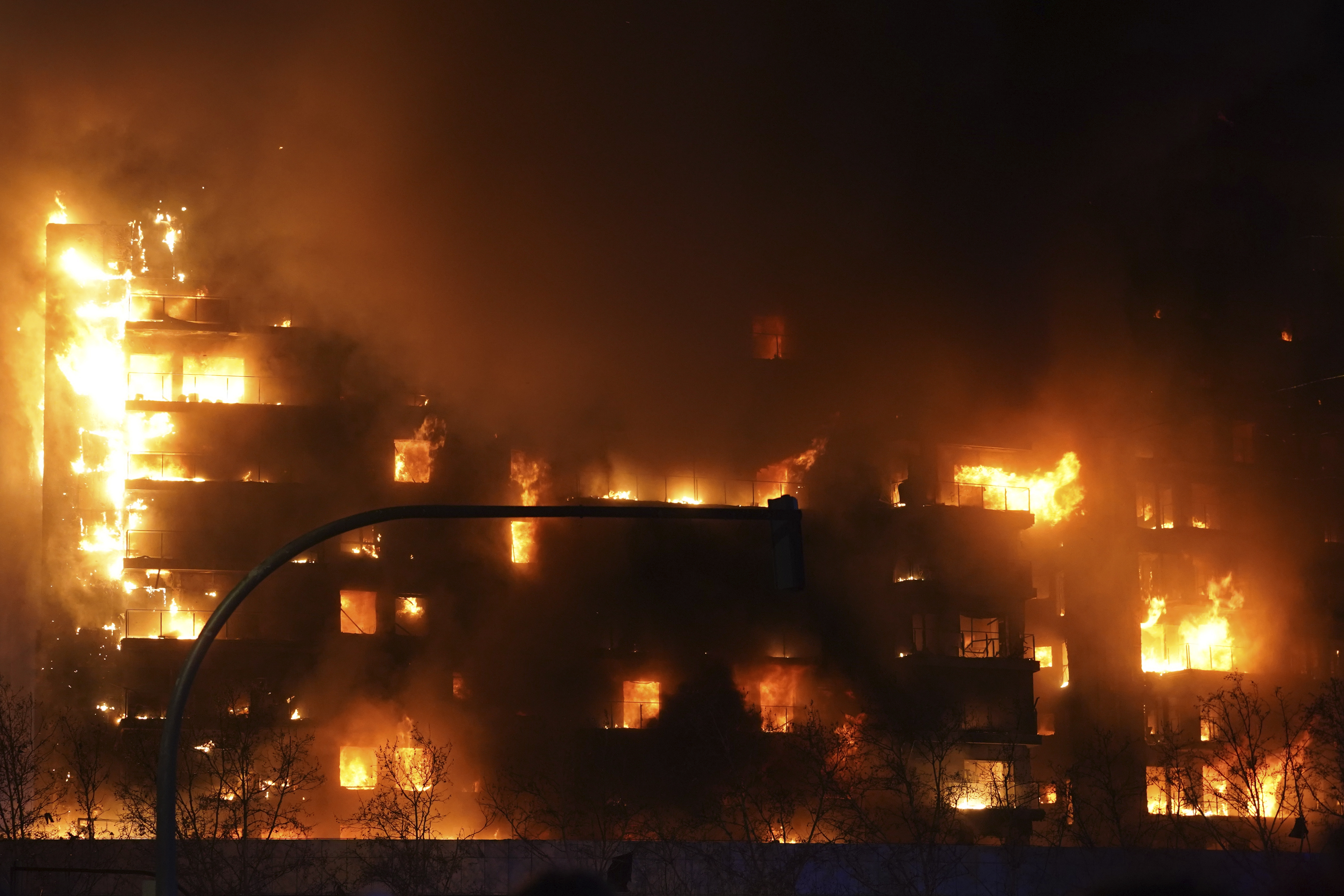 Dramático incendio en Valencia: Bomberos luchan por salvar a personas del fuego de un edificio. VIDEO