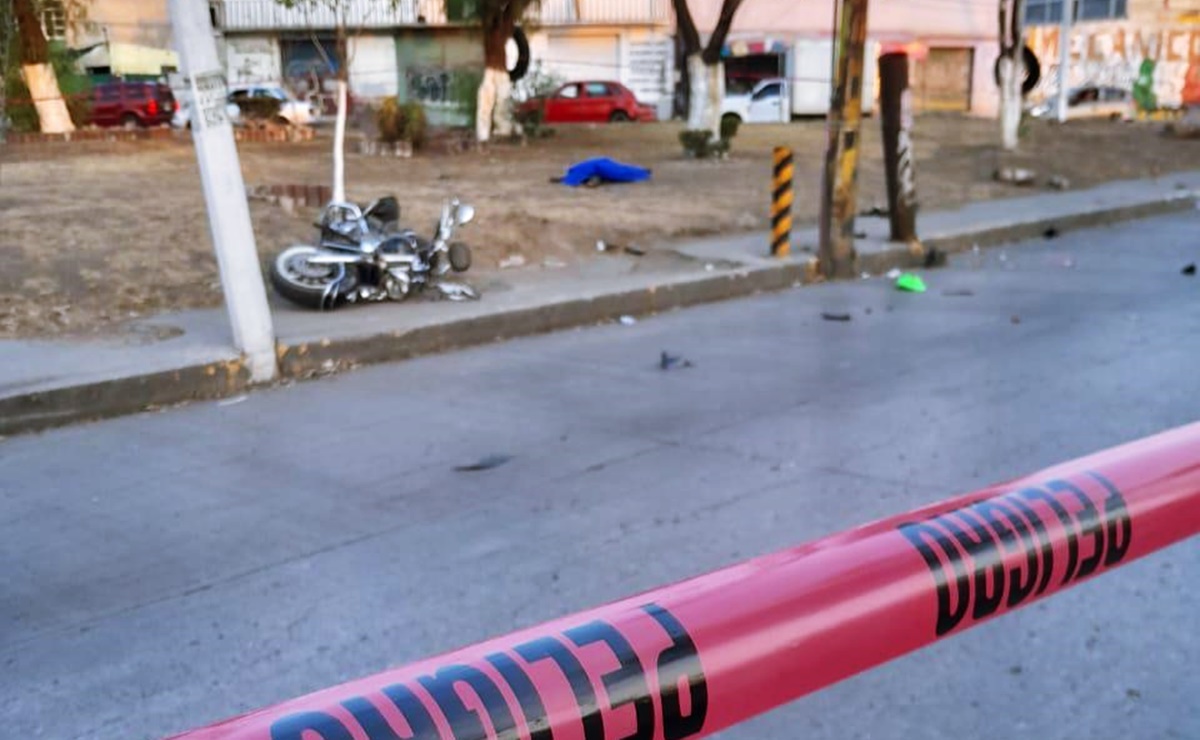 Camioneta arrolla a 2 motociclistas en Ecatepec; ambos pierden la vida