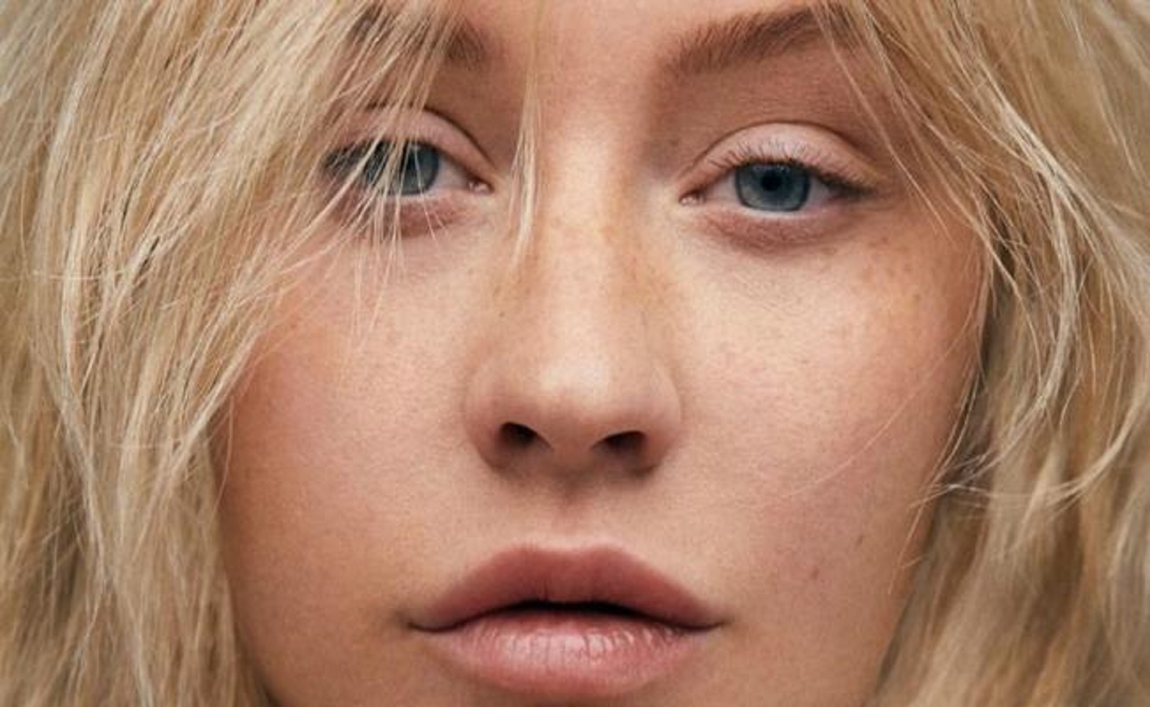 Christina Aguilera apuesta por la tendencia sin maquillaje y luce irreconocible