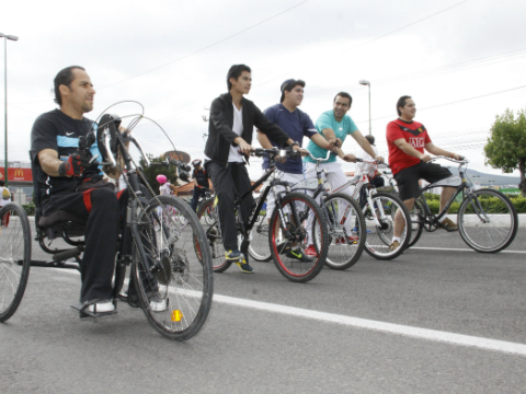 Ciclistas celebran en familia día sin auto