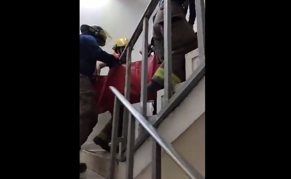 VIDEO Por falla en elevador, suben a paciente por escaleras en ISSSTE en Sonora