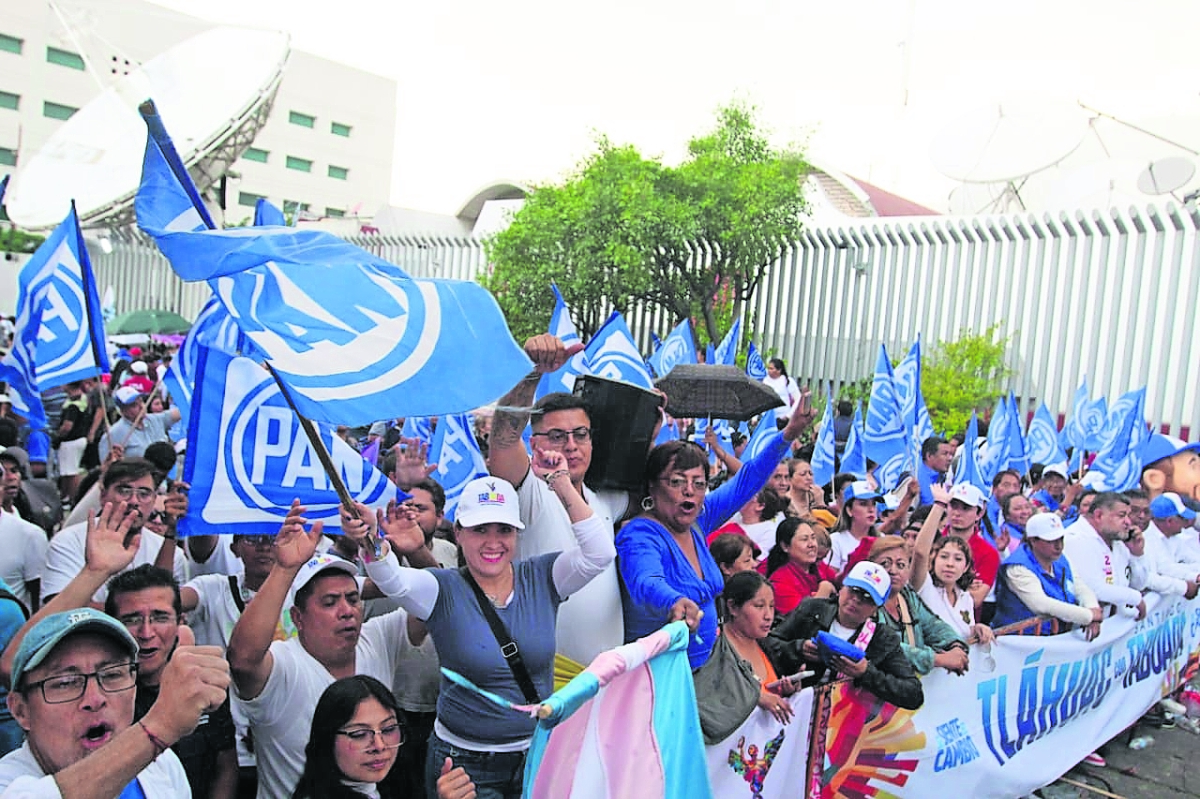 La lluvia no apaga ánimo de los simpatizantes