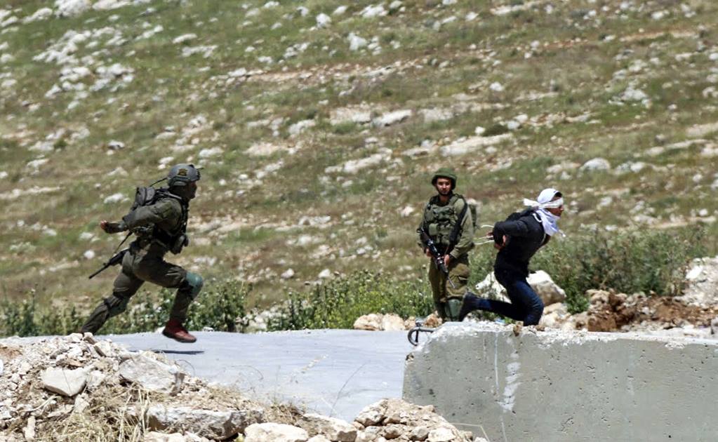 Soldados israelíes disparan a palestino que huía esposado y con los ojos vendados