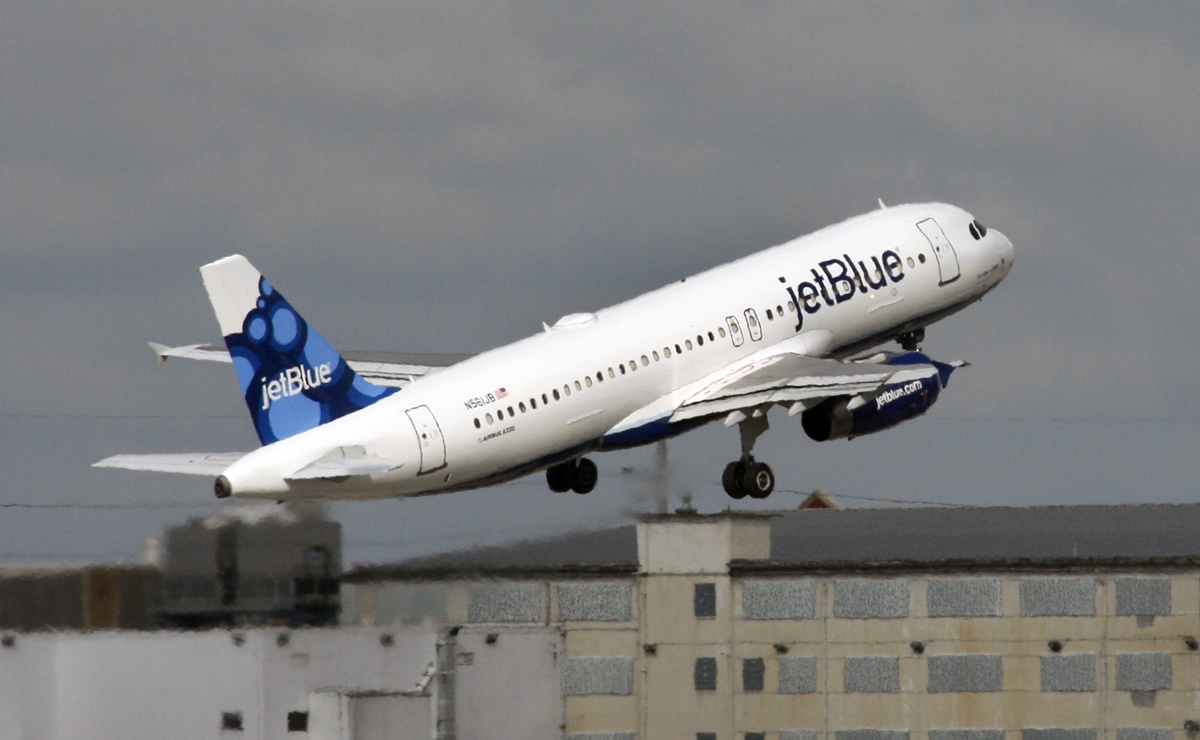 Madre acusa que aerolínea obligó a niño con autismo a usar cubrebocas en EU