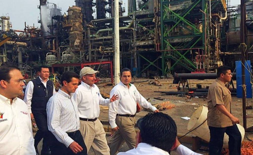 EPN visits Pemex plant in Coatzacoalcos