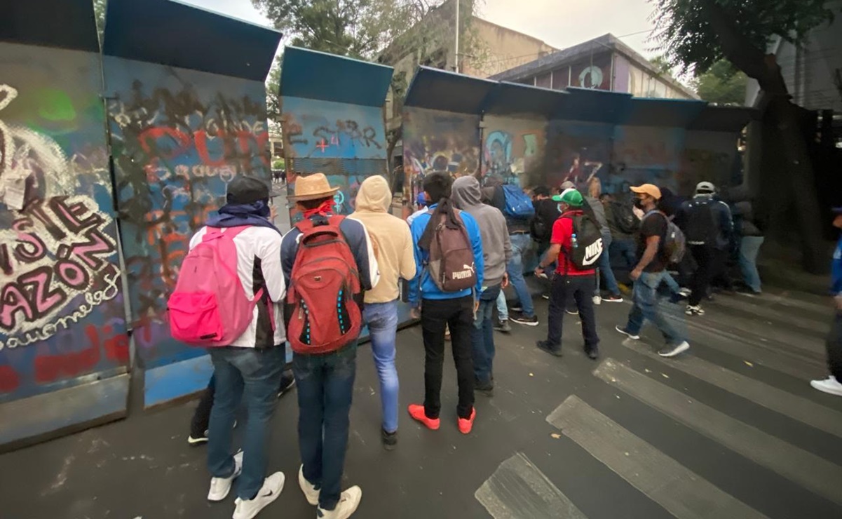 FOTOS y VIDEOS: Normalistas de Guerrero protestan en Segob; derriban vallas de protección en Bucareli 