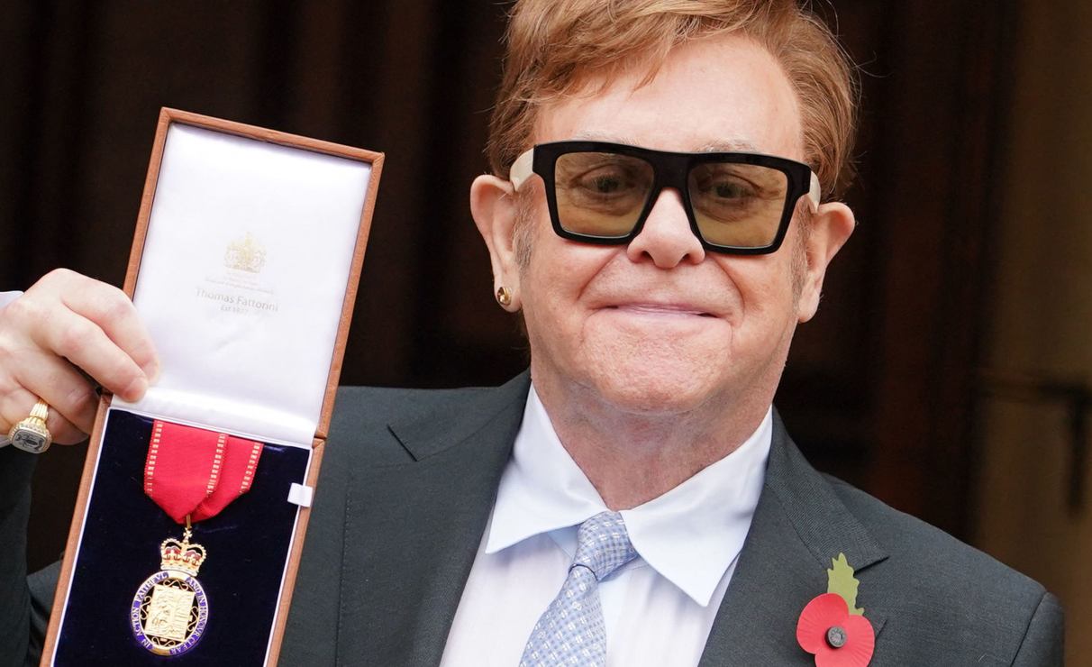 Sir Elton John es condecorado con el máximo rango otorgado por la reina Isabel II