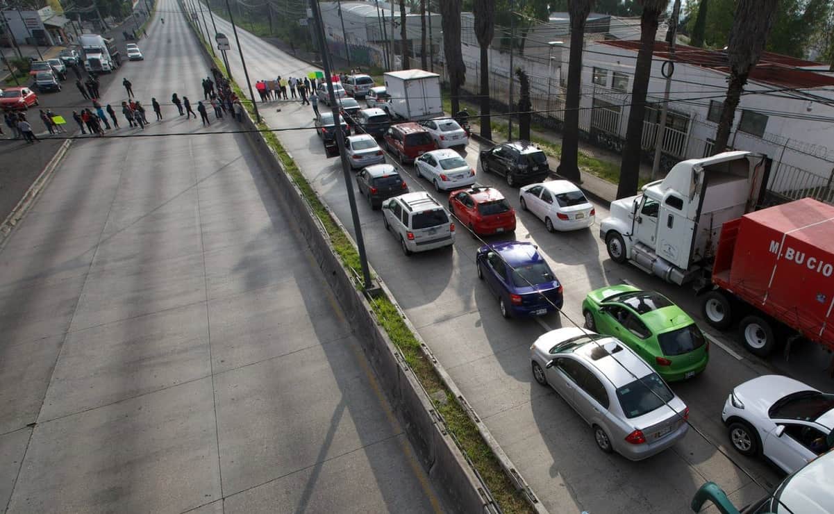 Padres de familia bloquean la México-Toluca; exigen mantenimiento a primaria en Cuajimalpa