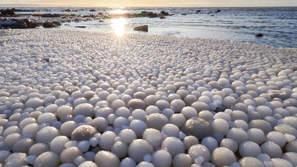 A qué se debe el extraño fenómeno de los "huevos de hielo" que cubrieron una playa en Finlandia